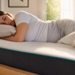 Persona descansando sobre un colchón con soporte y adaptación corporal