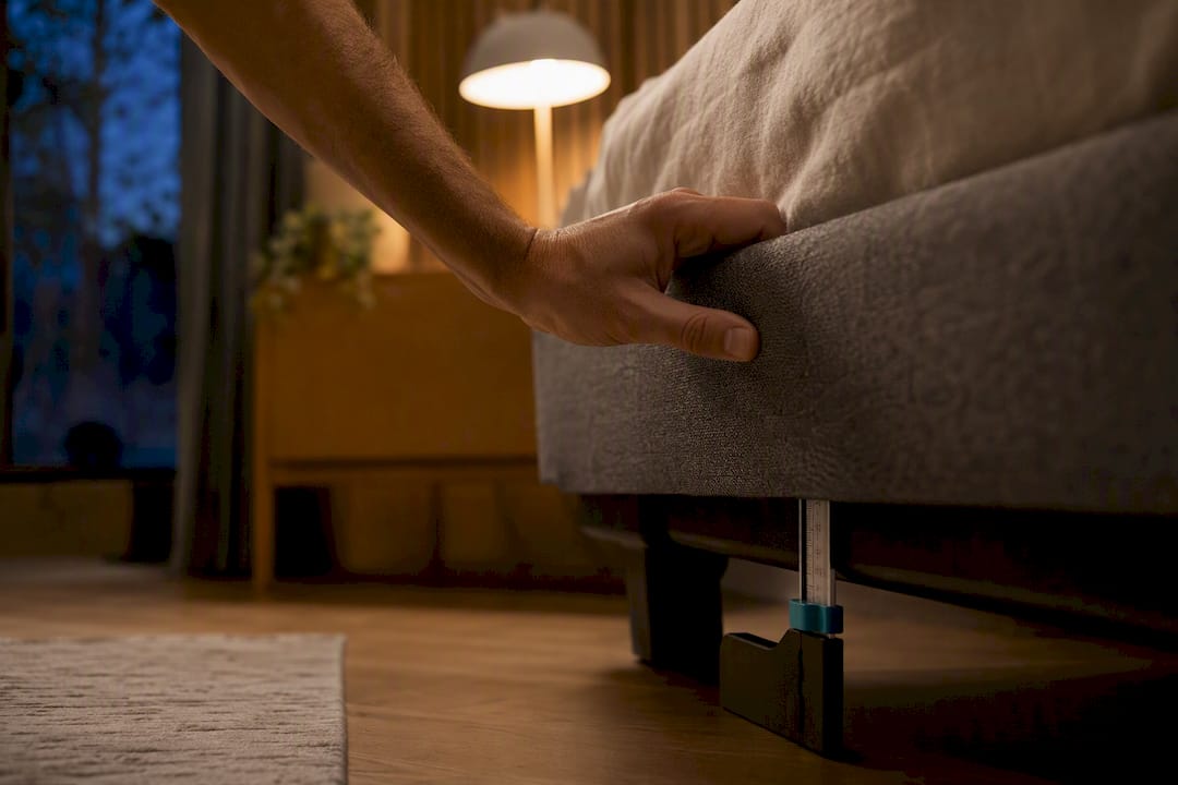 Persona comprobando la estructura de una cama que hace ruido